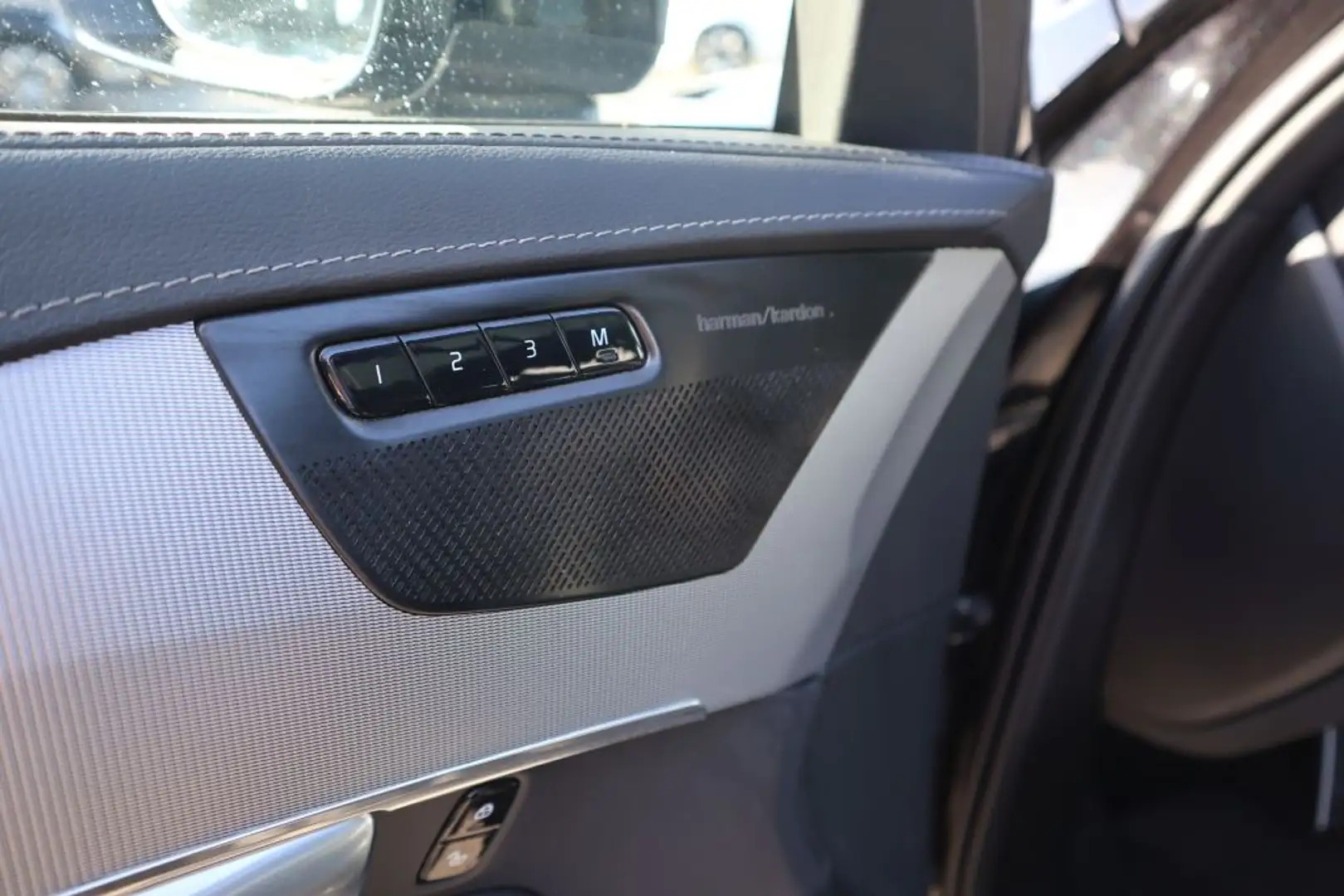
								Volvo XC90 full									